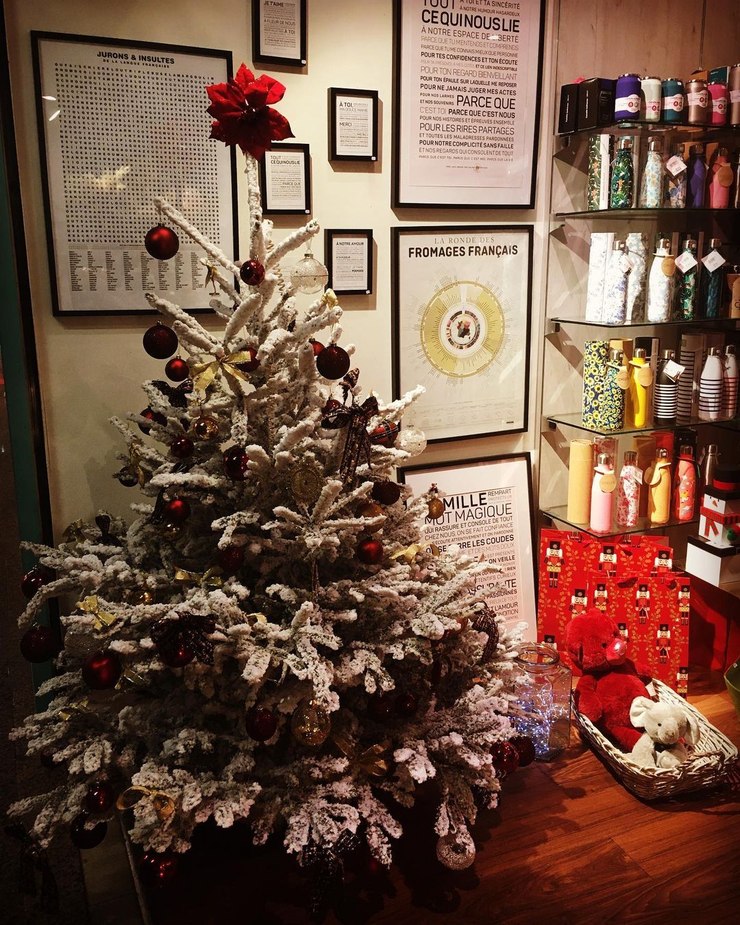 Photo by Divyn in Courbevoie with @chillys, @lamajoretteamoustache, and @yokodesignfr. May be an image of christmas tree and text that says 'CEQUINOUSLIE PARCE ANOTREAMOUR ARONDE FROMAGES FRANÇAIS MAGIQU Tri'.