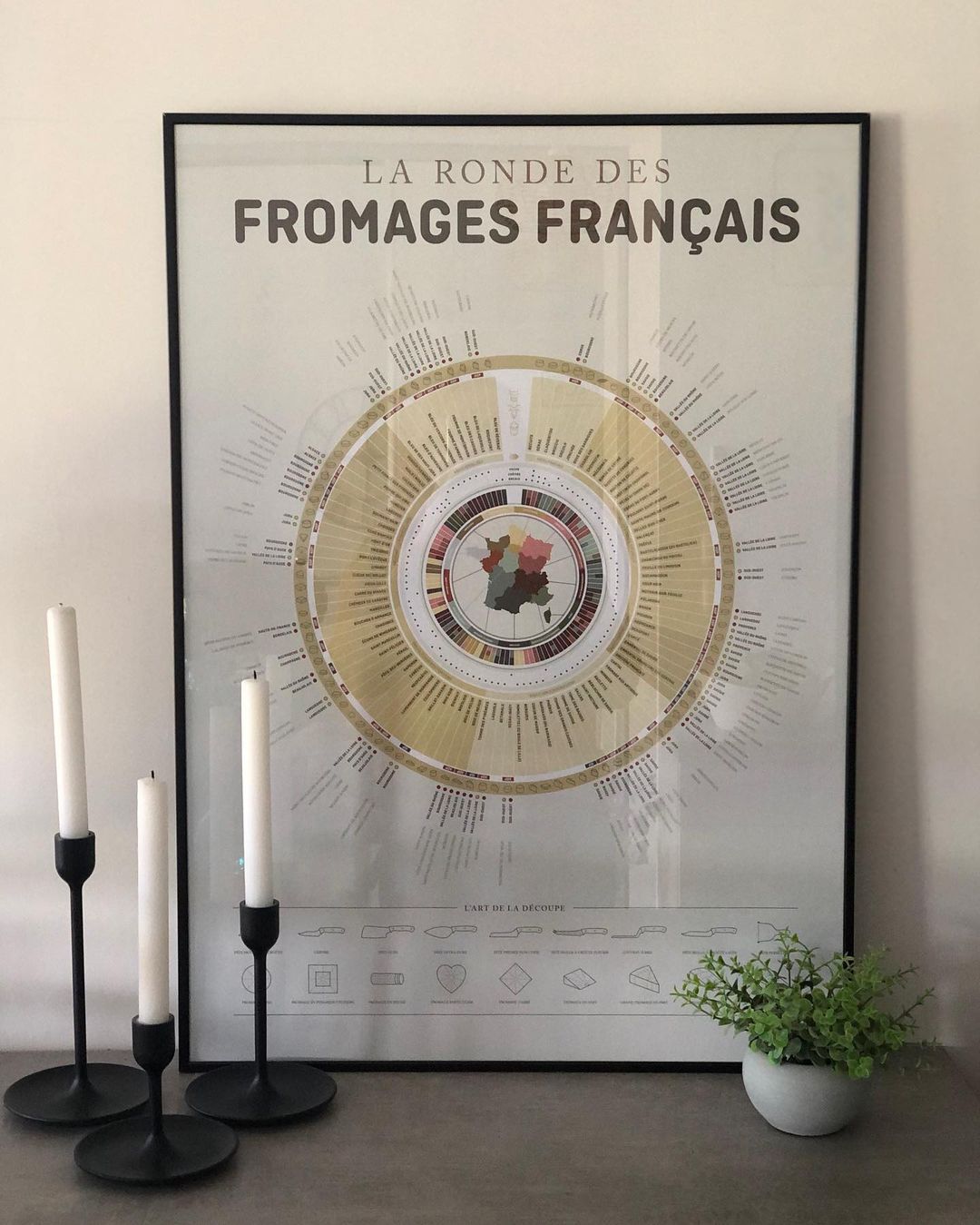 Photo by Julie Chauvel in Garennes-sur-Eure. May be an image of text that says 'LA RONDE DES FROMAGES FRANÇAIS 1 一 R'.