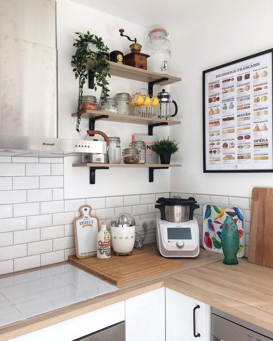 Photo shared by Cadette | decoration et DIY on March 12, 2021 tagging @bodum, @ikeafrance, @lidlfrance, @lamajoretteamoustache, and @smeg_france. May be an image of kitchen.