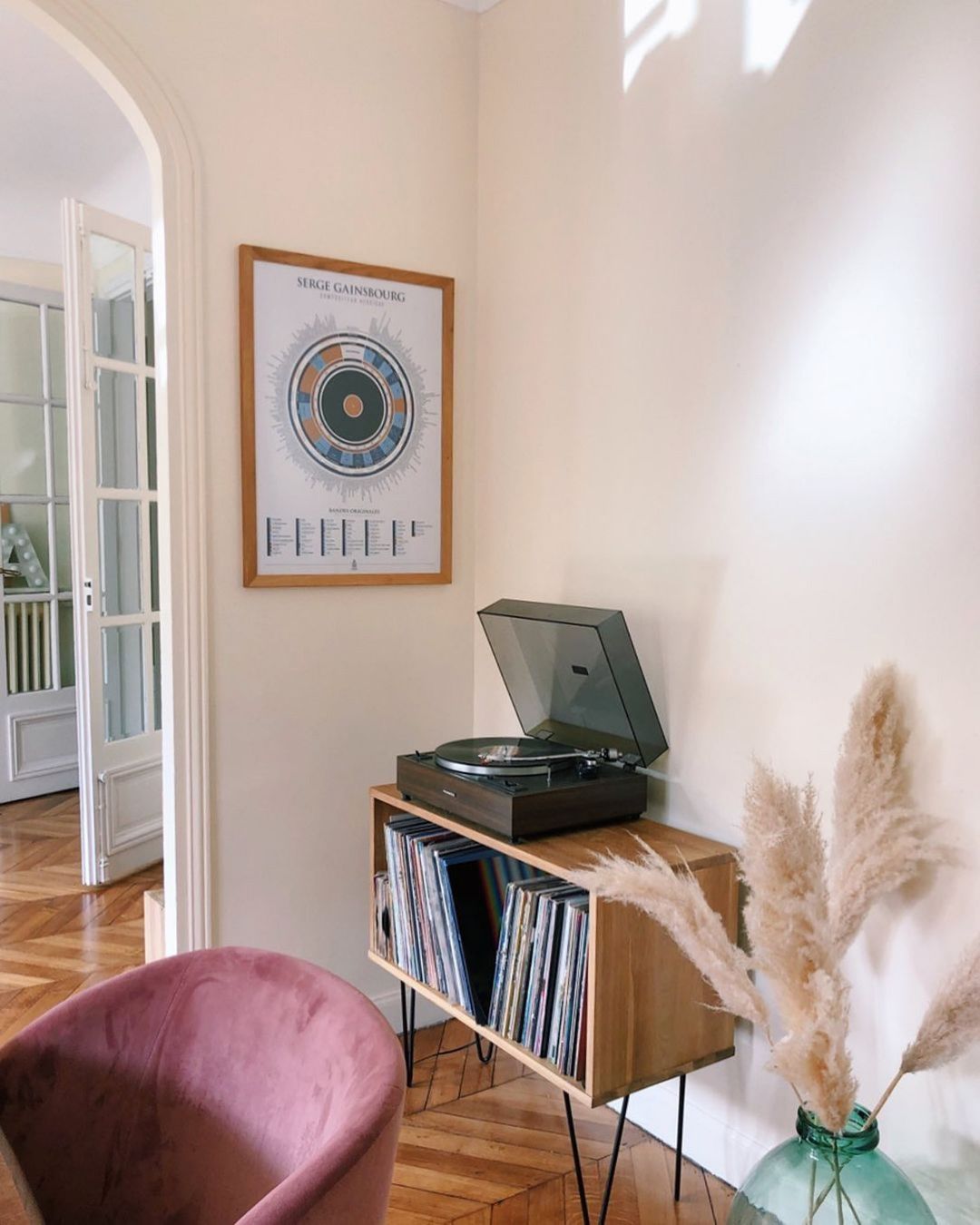 Photo by LA MAJORETTE À MOUSTACHE on July 11, 2021. May be an image of indoor and text that says 'SERGE GAINSBOURG EIE'.