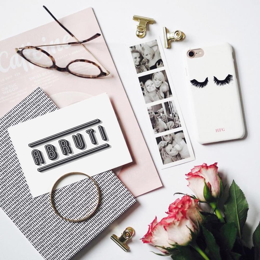 Photo by LA MAJORETTE À MOUSTACHE on October 18, 2018. May be an image of 5 people, jewelry and text that says 'Twm HFG ABRUTI'.