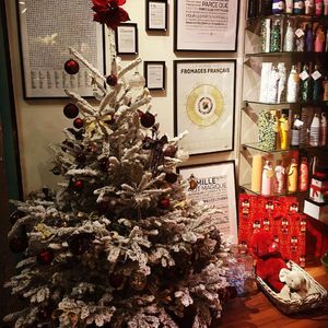 Photo by Divyn in Courbevoie with @chillys, @lamajoretteamoustache, and @yokodesignfr. May be an image of christmas tree and text that says 'CEQUINOUSLIE PARCE ANOTREAMOUR ARONDE FROMAGES FRANÇAIS MAGIQU Tri'.